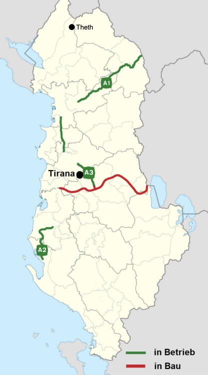 Karte Albaniens mit Autobahnen A1, A2 und A3 sowie den Orten Theth und Tirana. Green in operation, red under construction.